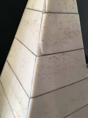 Soprammobile Decorativo A Forma Di Piramide In Osso