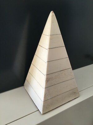 Soprammobile Decorativo A Forma Di Piramide In Osso