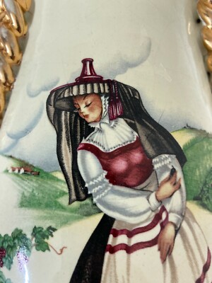 Vaso Figurato In Ceramica Esperia Con Scene Di Vendemmia E Costumi Popolari
