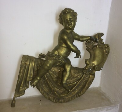 Grande Puttino Con Drappeggio E Scudo Araldico. Artistica Scultura In Bronzo. Fine '800.