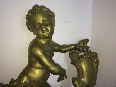 Grande Puttino Con Drappeggio E Scudo Araldico. Artistica Scultura In Bronzo. Fine '800.