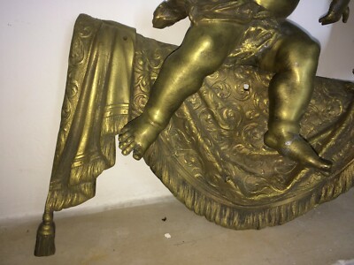 Grande Puttino Con Drappeggio E Scudo Araldico. Artistica Scultura In Bronzo. Fine '800.
