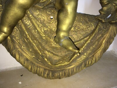 Grande Puttino Con Drappeggio E Scudo Araldico. Artistica Scultura In Bronzo. Fine '800.