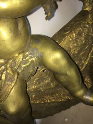 Grande Puttino Con Drappeggio E Scudo Araldico. Artistica Scultura In Bronzo. Fine '800.