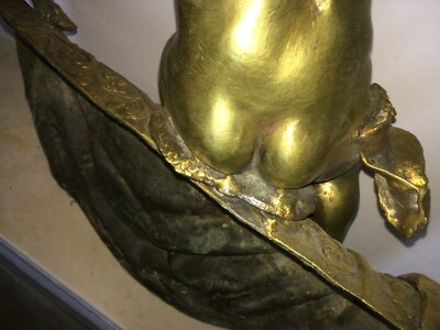 Grande Puttino Con Drappeggio E Scudo Araldico. Artistica Scultura In Bronzo. Fine '800.
