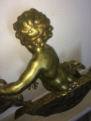 Grande Puttino Con Drappeggio E Scudo Araldico. Artistica Scultura In Bronzo. Fine '800.