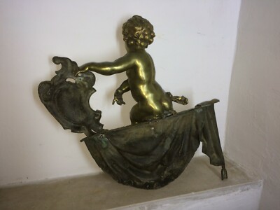 Grande Puttino Con Drappeggio E Scudo Araldico. Artistica Scultura In Bronzo. Fine '800.