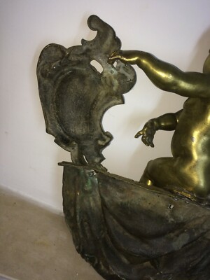 Grande Puttino Con Drappeggio E Scudo Araldico. Artistica Scultura In Bronzo. Fine '800.
