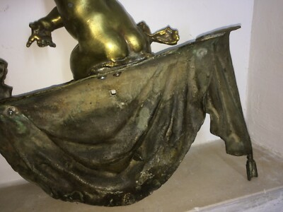 Grande Puttino Con Drappeggio E Scudo Araldico. Artistica Scultura In Bronzo. Fine '800.