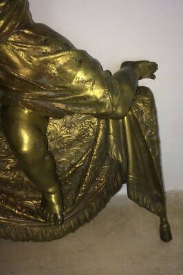 Puttino Con Drappeggio E Scudo Araldico. Artistica Scultura Dell'Ottocento In Bronzo