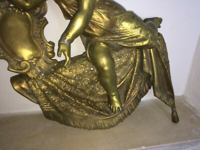 Puttino Con Drappeggio E Scudo Araldico. Artistica Scultura Dell'Ottocento In Bronzo