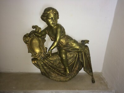 Puttino Con Drappeggio E Scudo Araldico. Artistica Scultura Dell'Ottocento In Bronzo