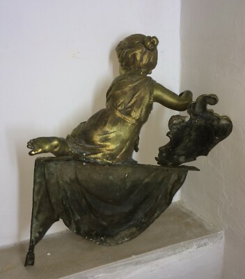 Puttino Con Drappeggio E Scudo Araldico. Artistica Scultura Dell'Ottocento In Bronzo