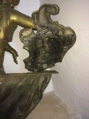 Puttino Con Drappeggio E Scudo Araldico. Artistica Scultura Dell'Ottocento In Bronzo