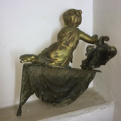 Puttino Con Drappeggio E Scudo Araldico. Artistica Scultura Dell'Ottocento In Bronzo