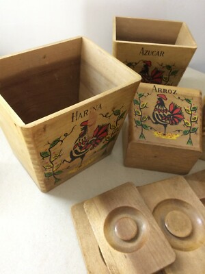 Insieme Di Scatole Da Cucina In Legno Con Decoro A Gallo