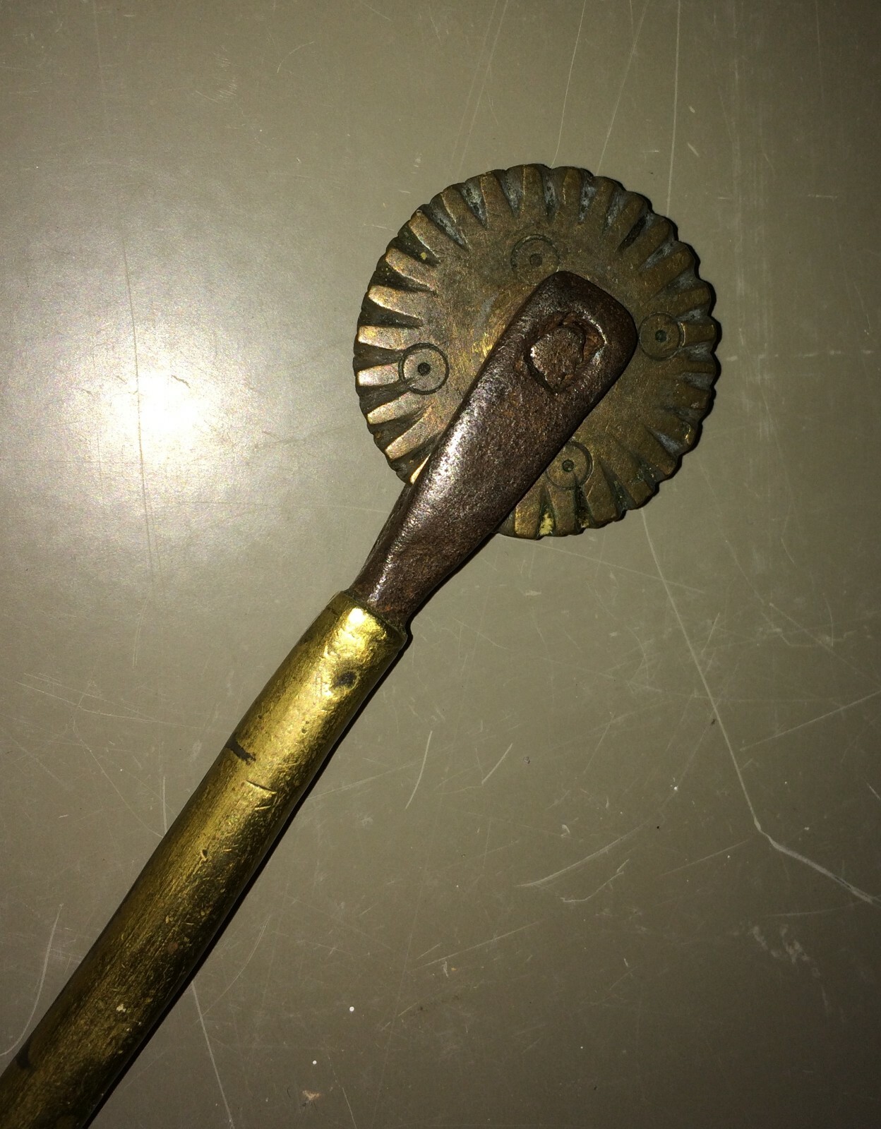 Cucina, Pasta, Attrezzo Da Collezione Antico, Artigianale, Ottone E Ferro d'Epoca