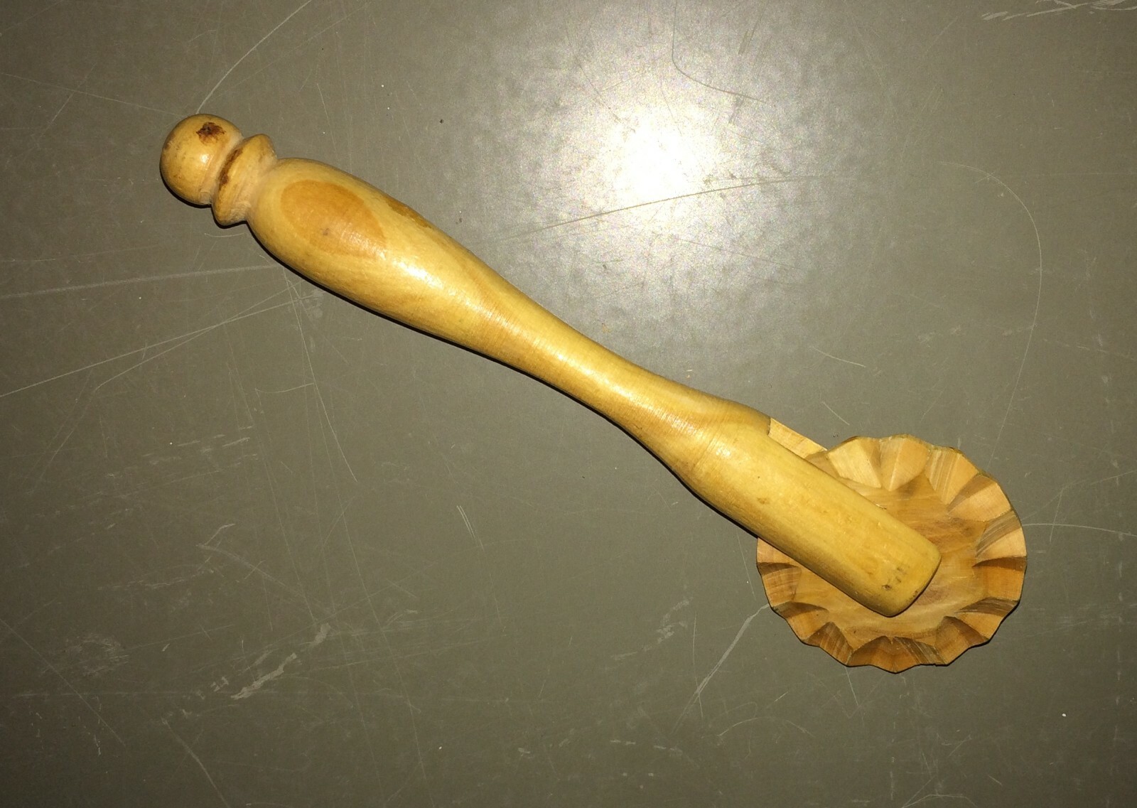 Cucina: Rotella Tagliapasta Artigianale In Legno Tornito E Intagliato