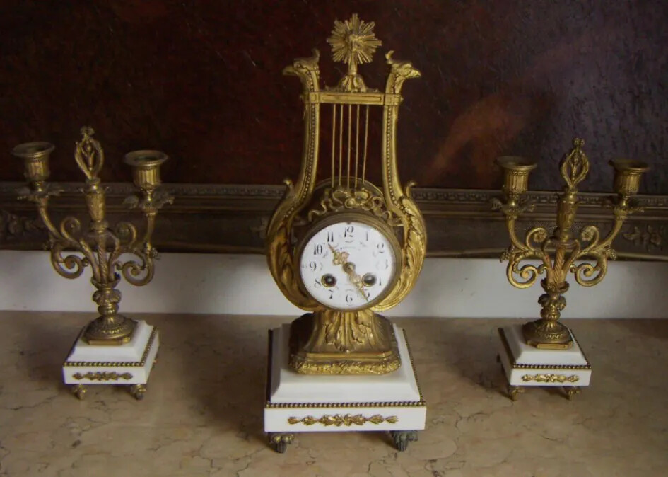 Trittico Decorativo Mazzarella: Orologio A Lira E Coppia Di Candelabri In Marmo E Metallo Dorato