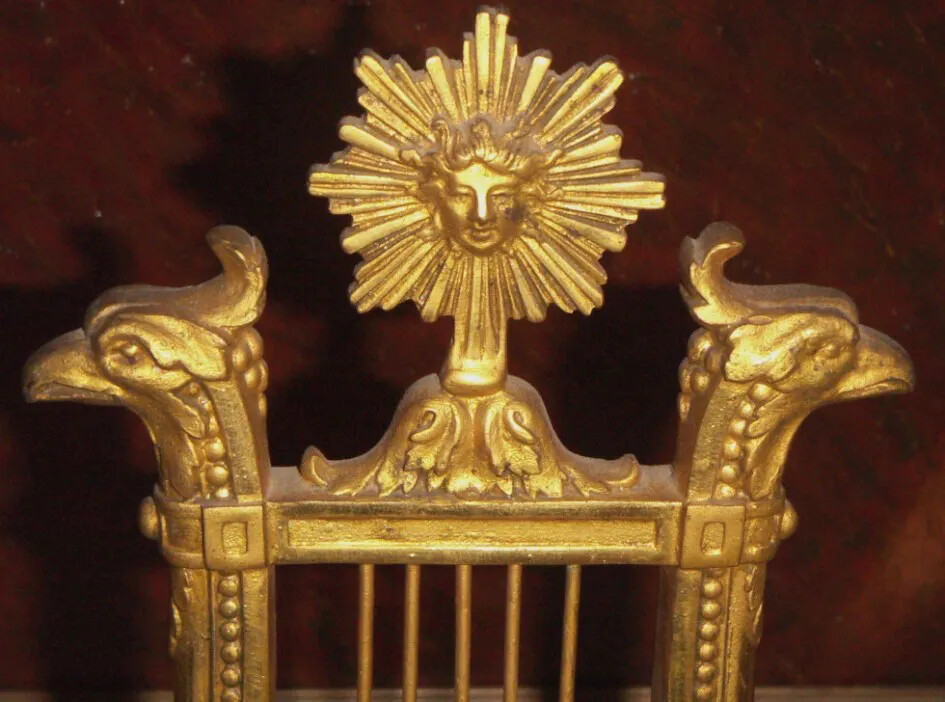 Trittico Decorativo Mazzarella: Orologio A Lira E Coppia Di Candelabri In Marmo E Metallo Dorato