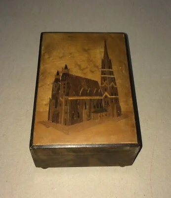 Scatola Portagioie in Legno Intarsiato con Decoro Architettonico