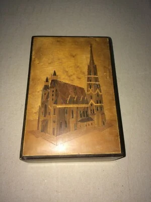Scatola Portagioie in Legno Intarsiato con Decoro Architettonico