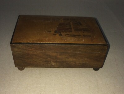 Scatola Portagioie In Legno Intarsiato Con Decoro Architettonico