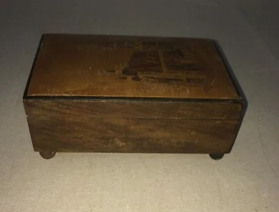 Scatola Portagioie in Legno Intarsiato con Decoro Architettonico