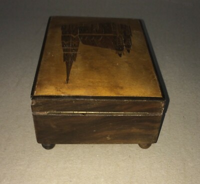 Scatola Portagioie In Legno Intarsiato Con Decoro Architettonico