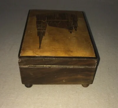 Scatola Portagioie in Legno Intarsiato con Decoro Architettonico