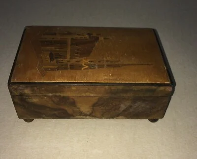 Scatola Portagioie in Legno Intarsiato con Decoro Architettonico