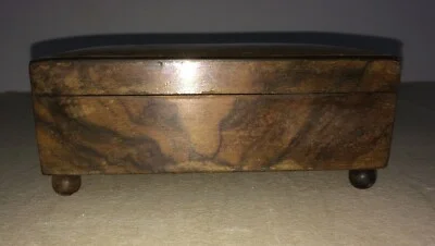 Scatola Portagioie in Legno Intarsiato con Decoro Architettonico