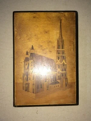 Scatola Portagioie in Legno Intarsiato con Decoro Architettonico