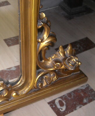 Grande Specchiera Dorata Con Decorazione A Pastiglia