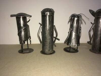 Inusuali Sculture In Metallo, Artigianato Da Collezione E Soldatini