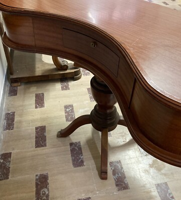 Inusuale Complemento d'Arredo: Tavolo A Fagiolo Del XX Secolo