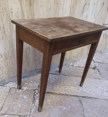 Antico Tavolo In Legno Con Piedi Stilizzati, XIX Secolo