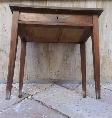 Antico Tavolo In Legno Con Piedi Stilizzati, XIX Secolo