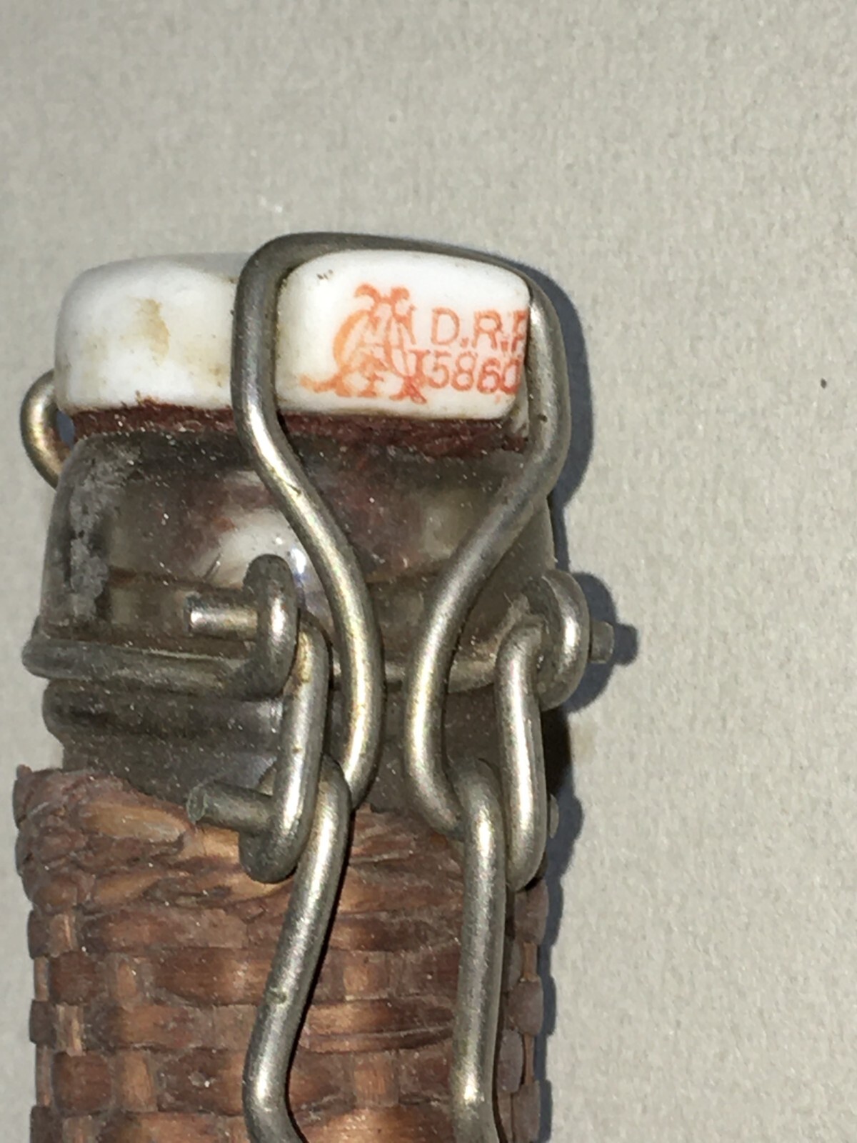 Vetro Da Collezione: Antica Bottiglia Impagliata Con Tappo In Porcellana