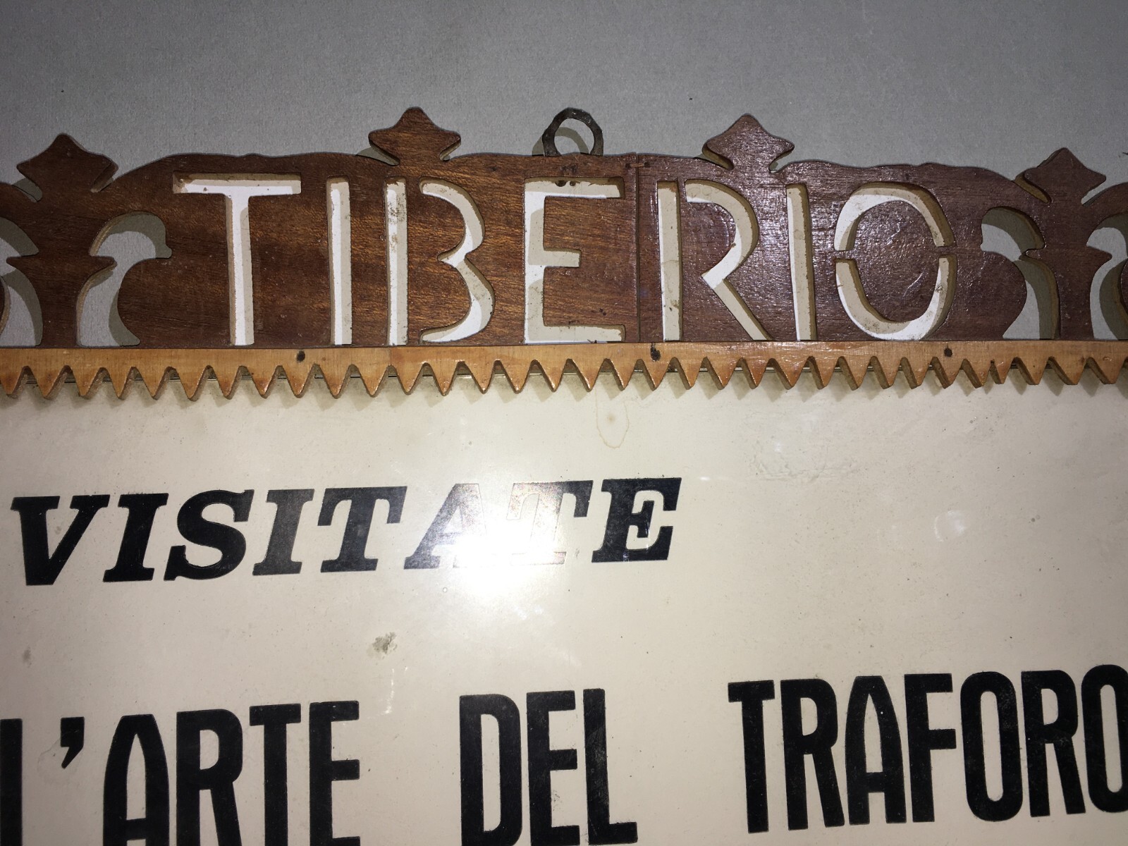 Cercemaggiore (Campobasso): Insegna Pubblicitaria Artistica In Legno Traforato Di Nicola Tiberio