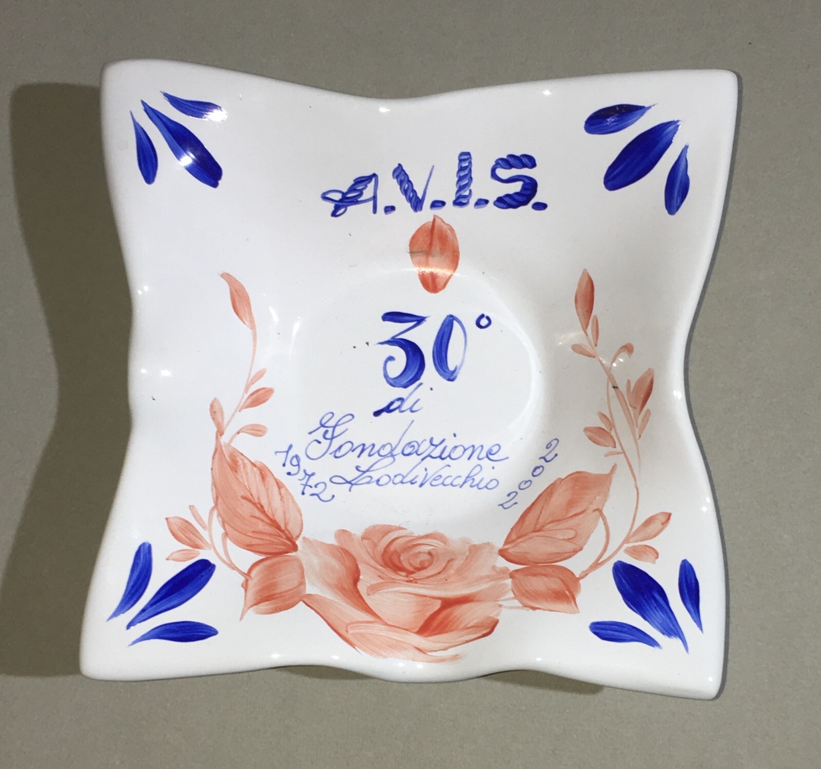 Posacenere Pubblicitario, Ceramica Dipinta, A.V.I.S. Lodi, Lodivecchio, Firmato, 2002