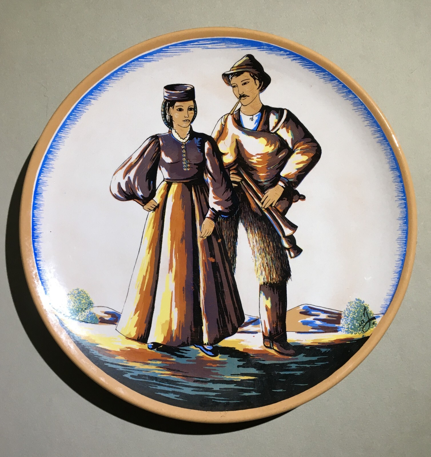 Costumi Popolari Regionali, Folklore: Piatto Decorativo In Ceramica Con Cornamusa