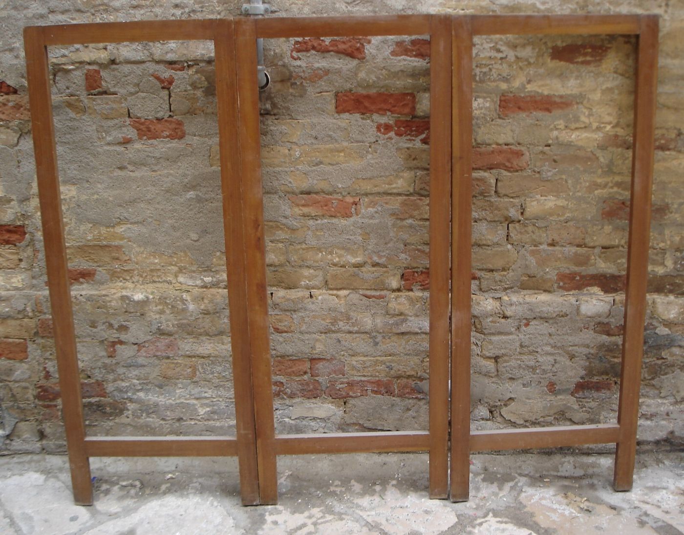 Vecchio Paravento Liberty. Interessante Complemento Di Arredo Decorativo In Legno
