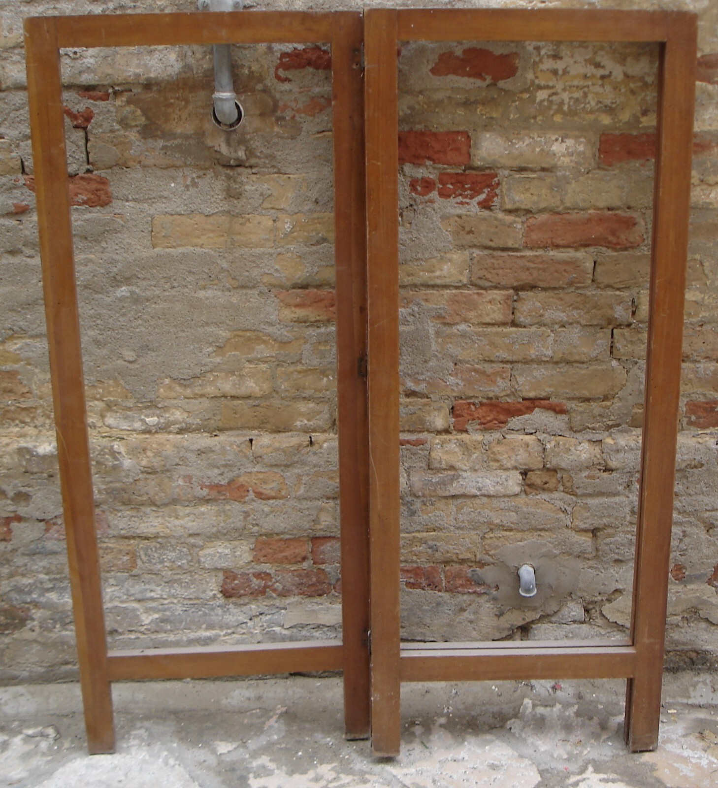 Vecchio Paravento Liberty. Interessante Complemento Di Arredo Decorativo In Legno
