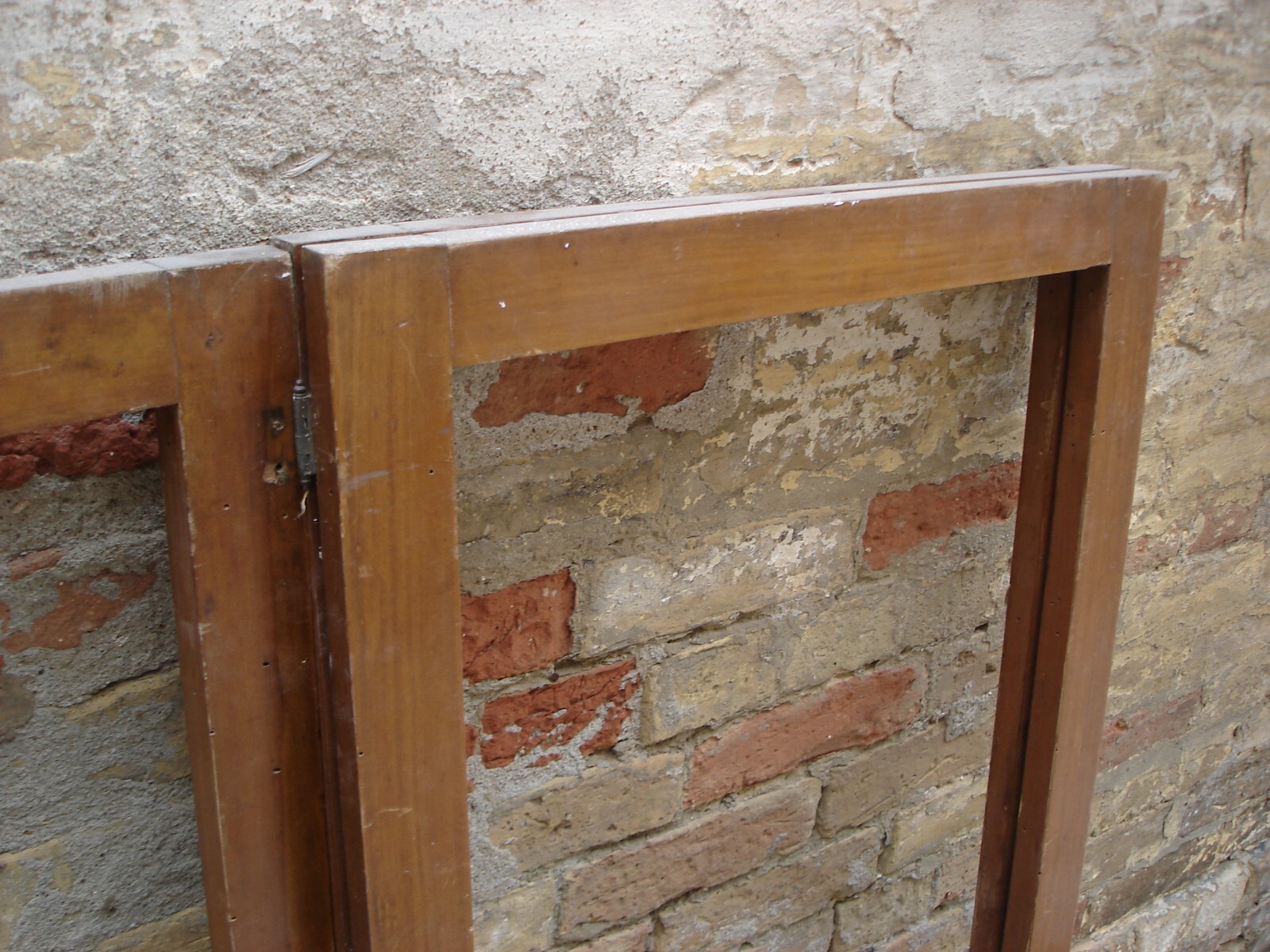 Vecchio Paravento Liberty. Interessante Complemento Di Arredo Decorativo In Legno