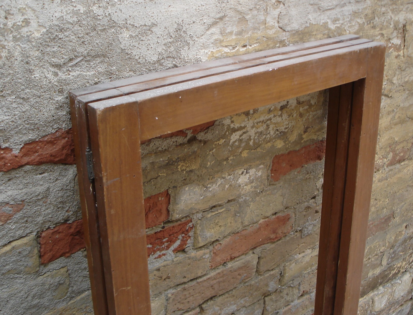 Vecchio Paravento Liberty. Interessante Complemento Di Arredo Decorativo In Legno