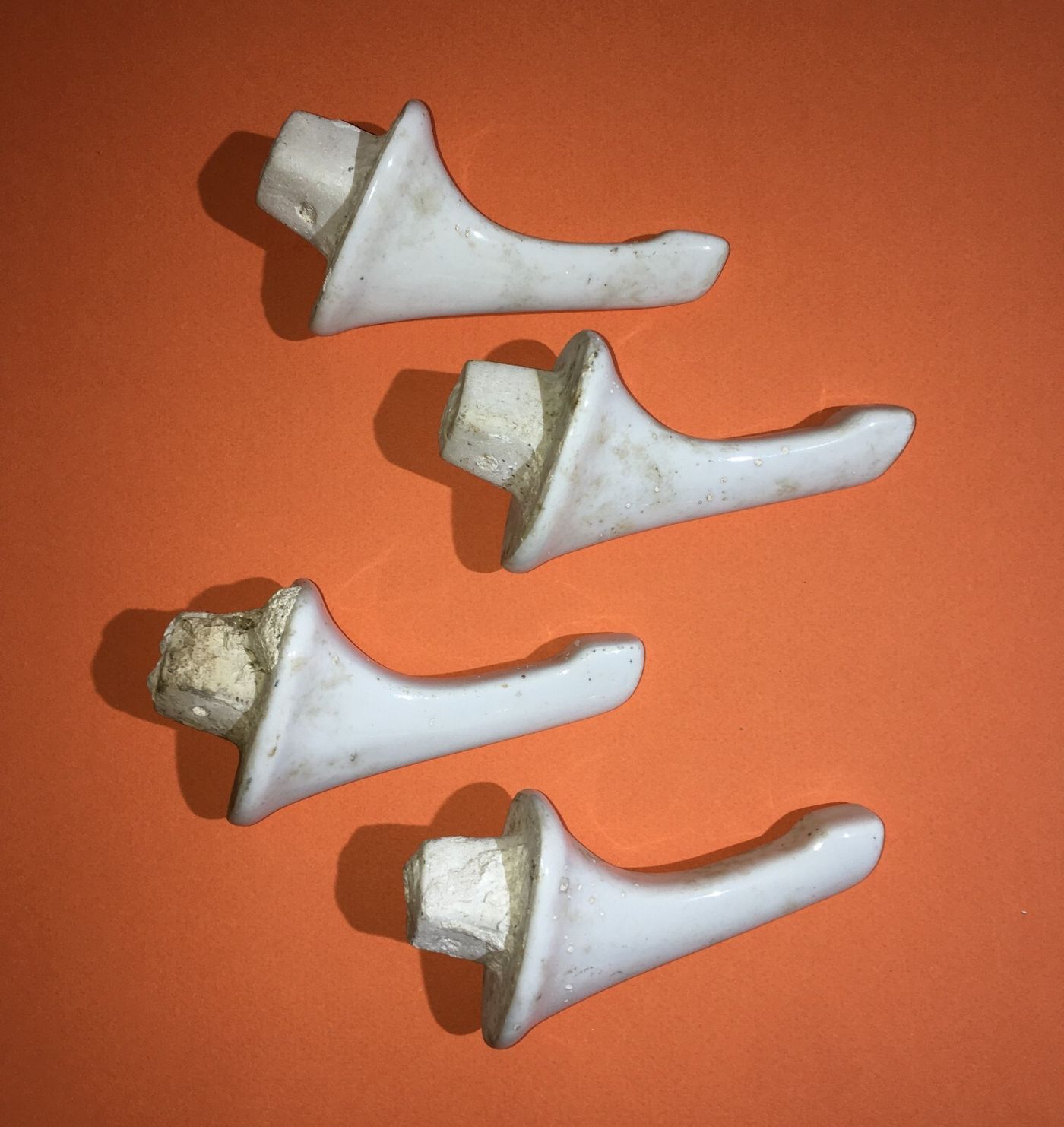 Antichi Supporti In Porcellana Bianca   Appendiabiti O Per Mensole (4 Pezzi)