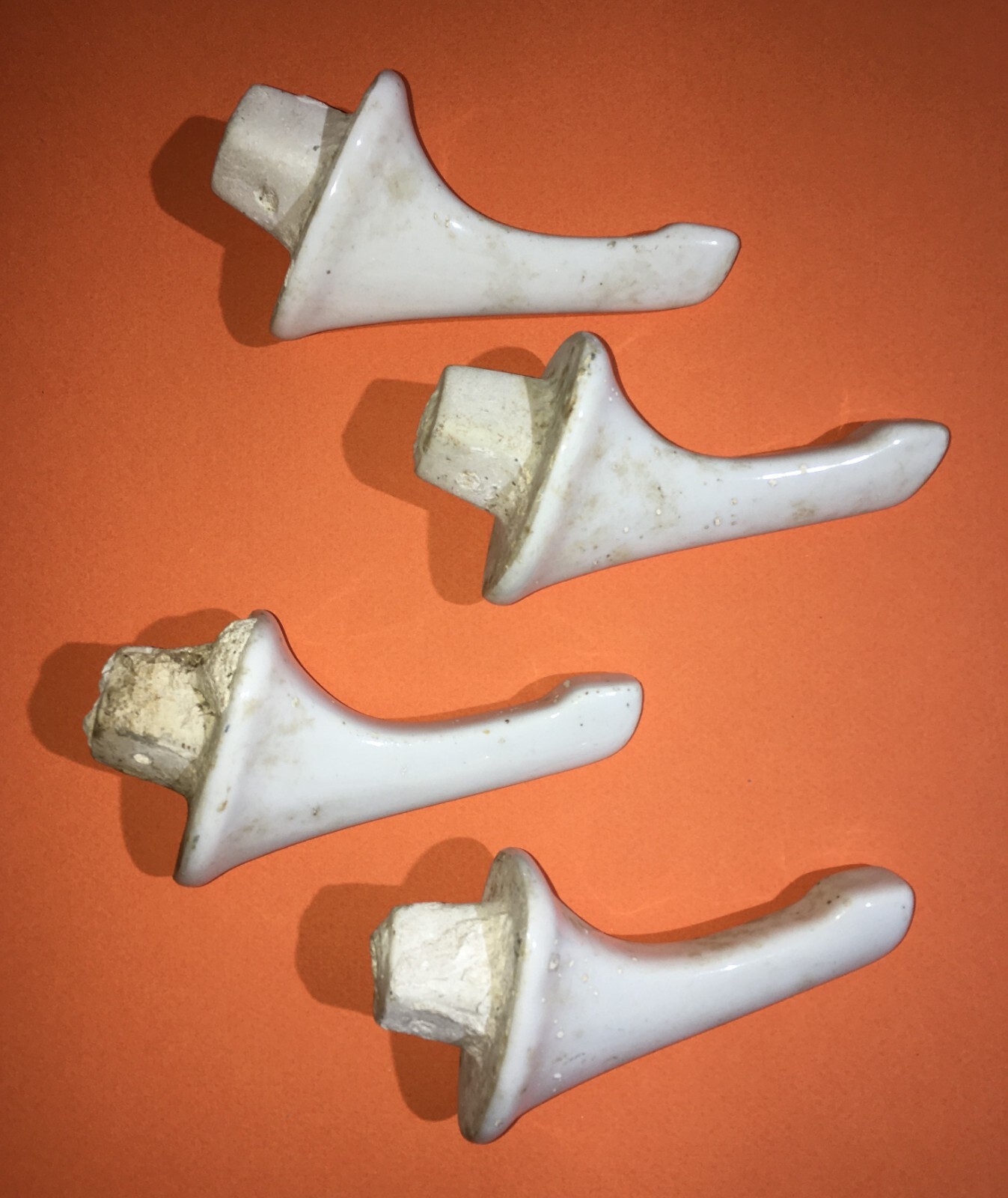 Antichi Supporti In Porcellana Bianca   Appendiabiti O Per Mensole (4 Pezzi)