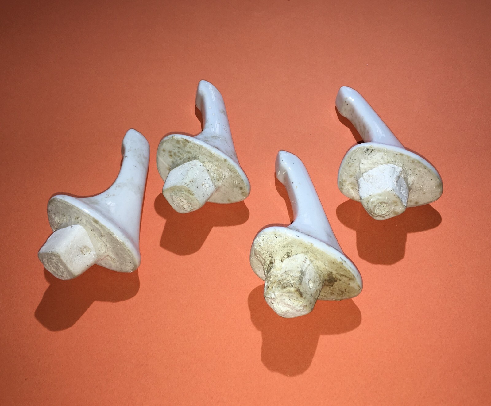 Antichi Supporti In Porcellana Bianca   Appendiabiti O Per Mensole (4 Pezzi)