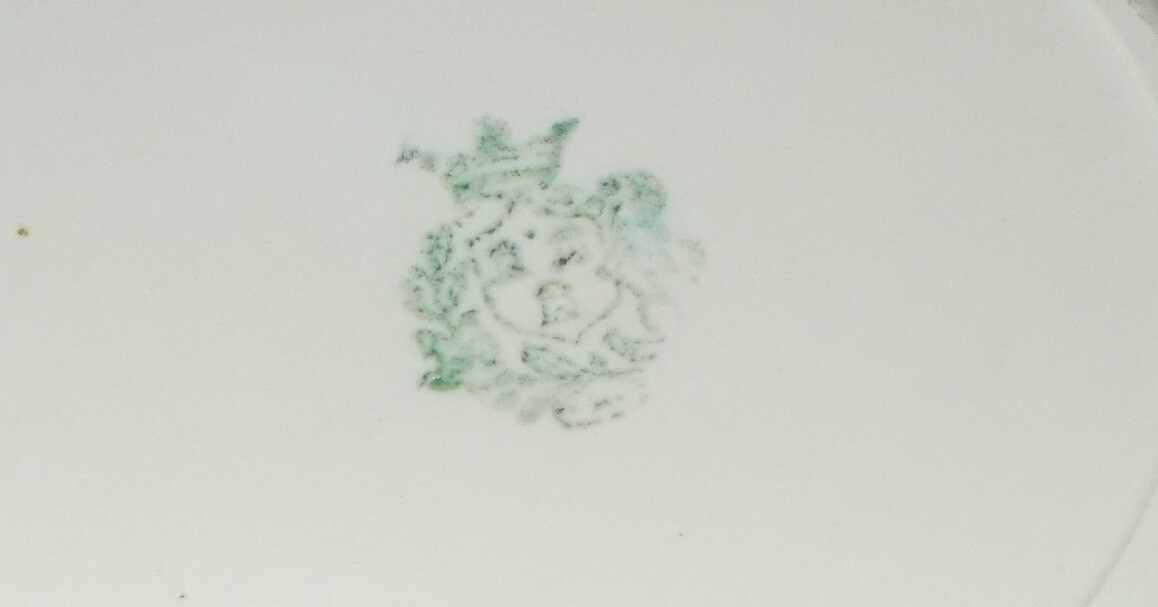 Antico Piatto Da Collezione Decorato Con Motivi Floreali E Stemma Araldico